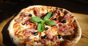 グアムのPIZZA屋＜ピザハット＞でピザを食べまくろう！ Pizza Hut.
